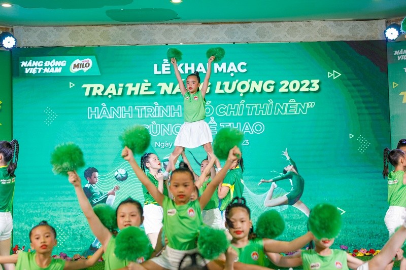 tiet-muc-bieu-dien-aerobics-tren-nen-nhac-milo-here-we-go-thoi-bung-suc-nong-cua-le-khai-mac-trai-he-nang-luong-nestle-milo-2023-trung-tam-ren-y-chi-1689335204.jpg
