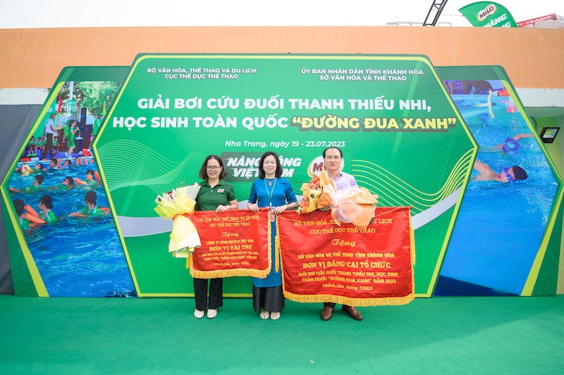 ba-nguyen-thi-chien-pho-truong-phong-the-duc-the-thao-quan-chung-cuc-tdtt-tang-co-cho-don-vi-dang-cai-va-dai-dien-nhan-hang-nestle-milo-1689770314.jpg
