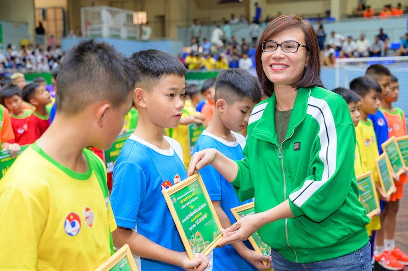 ba-tran-thi-chinh-truong-phong-dich-vu-marketing-cong-ty-nestle-viet-nam-trao-tang-hoc-bong-co-chi-thi-nen-cho-16-em-van-dong-vien-no-luc-vuot-qua-kho-khan-the-hien-y-chi-co-gang-d-1691303897.jpg