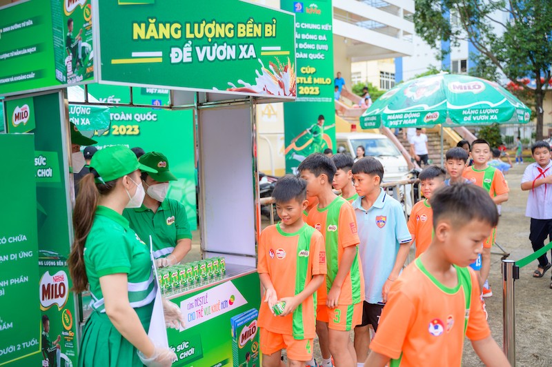 dong-hanh-cung-giai-bong-da-nhi-dong-u11-toan-quoc-nam-2023-ben-canh-16-suat-hoc-bong-co-chi-thi-nen-nhan-hang-nestle-milo-cung-da-tai-tro-nhieu-hang-muc-khac-bao-gom-dong-phuc-1691303897.jpg