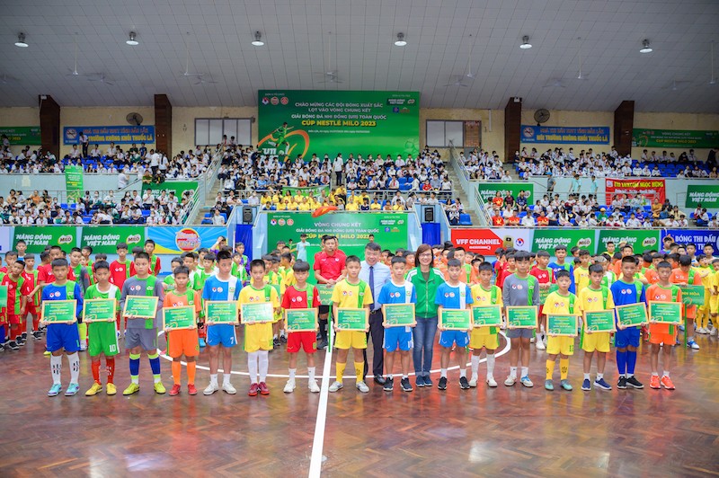 hinh-anh-can-co-trong-bai-trong-khuon-kho-cua-giai-dau-nestle-milo-da-trao-tang-16-suat-hoc-bong-co-chi-thi-nen-cho-16-em-cau-thu-no-luc-vuot-qua-kho-khan-cua-ban-than-trong-hanh-t-1691303897.jpg