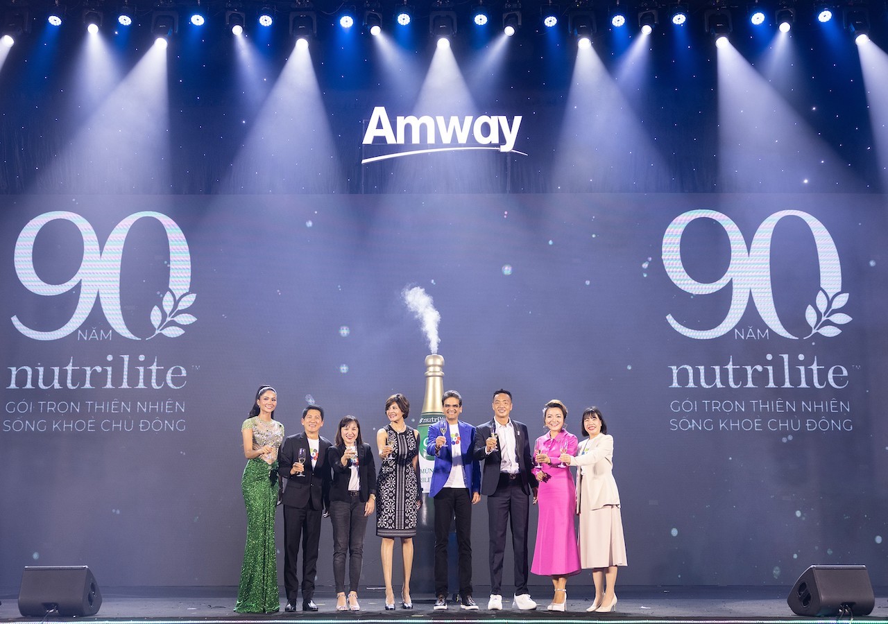 ban-giam-doc-va-nha-phan-phoi-lanh-dao-amway-viet-nam-chuc-mung-nutrilite-90-nam-hanh-trinh-phat-trien-va-phung-su-suc-khoe-nguoi-tieu-dung-1705036587.jpg
