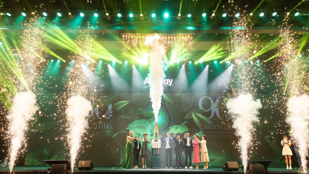 ban-giam-doc-va-nha-phan-phoi-lanh-dao-amway-viet-nam-chuc-mung-nutrilite-90-nam-hanh-trinh-phat-trien-va-phung-su-suc-khoe-nguoi-tieu-dung1-1705036587.jpg