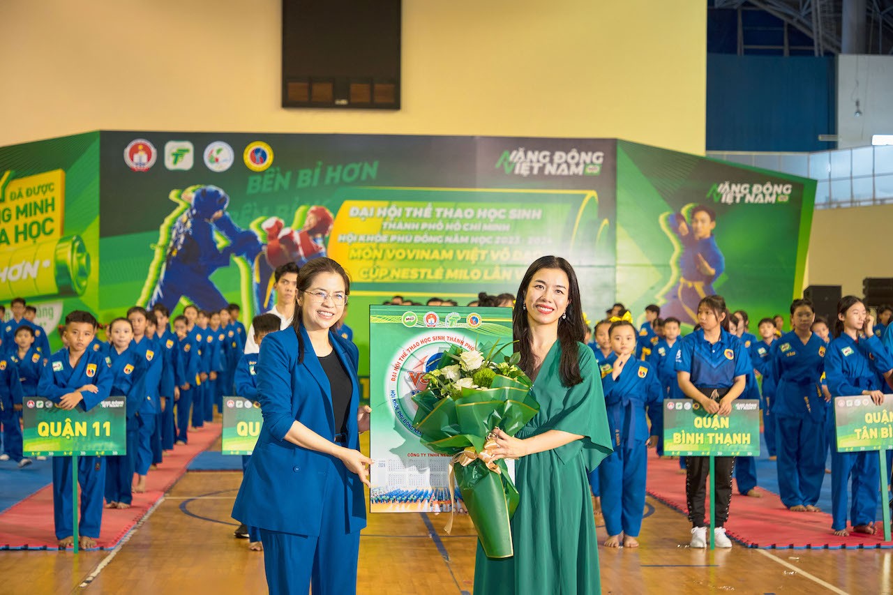 5-dai-dien-so-van-hoa-the-thao-tphcm-trao-hoa-cho-ba-le-bui-thi-mai-uyen-giam-doc-nganh-hang-milo-va-sua-cong-ty-nestle-viet-nam-1714137160.jpg