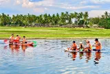 Du khách thích thú chèo thuyền, ngắm chim trên đầm nước ngọt sát biển ở Quảng Ngãi