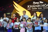 Du khách nước ngoài đội mưa vui Trung thu cùng trẻ em bên biển Nha Trang