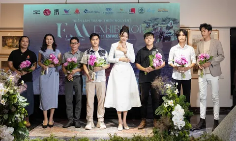 Top 3 Miss World Việt Nam đến chúc mừng họa sĩ Phan Anh Thư