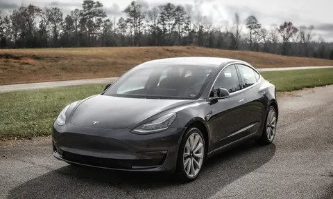 Từng là biểu tượng của sự xa xỉ và công nghệ tiên tiến, vì sao xe điện Tesla giờ bị gắn mác "thiết kế lỗi thời"?
