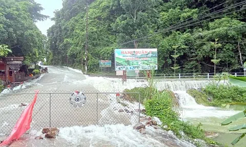 Hải Phòng: Nhiều tuyến đường trên đảo Cát Bà ngập lụt do mưa lớn