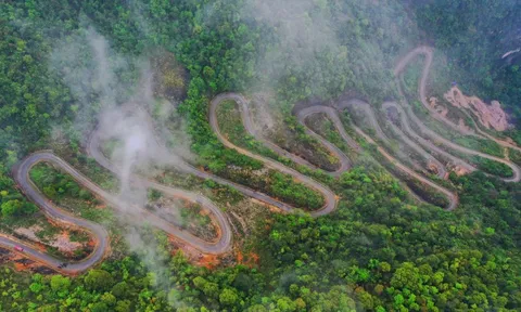 Con đường duy nhất của Việt Nam được chia thành 15 tầng, vỏn vẹn 2,5km nhưng không phải ai cũng dám đi