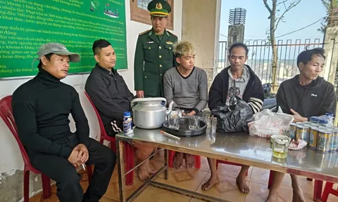 Tàu cá chở 6 thuyền viên bị chìm, 1 người mất tích trên biển