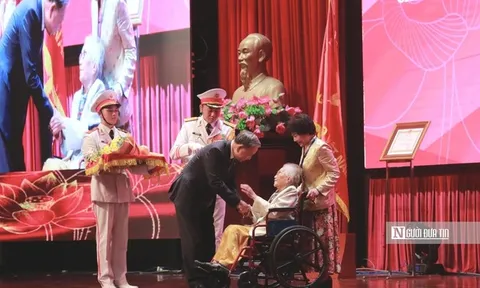 "Madam Bình" - bà Nguyễn Thị Bình nhận danh hiệu Anh hùng Lao động
