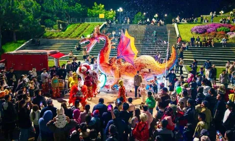 Hàng nghìn người xuống phố Đà Lạt xem linh thú khổng lồ