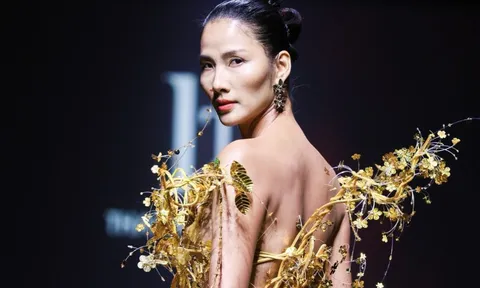 Hoàng Thuỳ đứng 1 tiếng để dát vàng lên người: Chuyện gì đây?