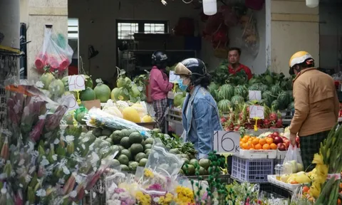 Ngày ông Công ông Táo: Người mua thắt chặt chi tiêu, tiểu thương bán “lấy công làm lãi”