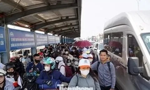 Nườm nượp khách du lịch đảo Cát Bà