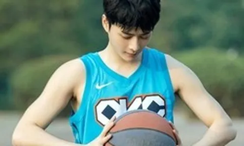 Nam diễn viên 9X điển trai biến mất khỏi showbiz suốt 3 năm, nay công khai vợ hơn 8 tuổi và con gái sinh non nặng có 1,18kg