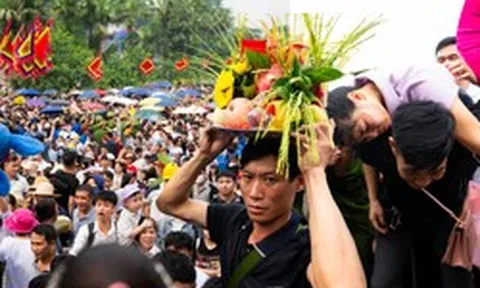 Biển người đổ về Đền Hùng trong ngày Giỗ Tổ Hùng Vương: Người dân đội lễ chen chân hành hương, ngất xỉu giữa dòng người đông đúc