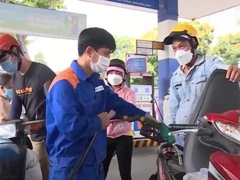 Giá xăng tăng tác động mạnh tới người tiêu dùng và doanh nghiệp