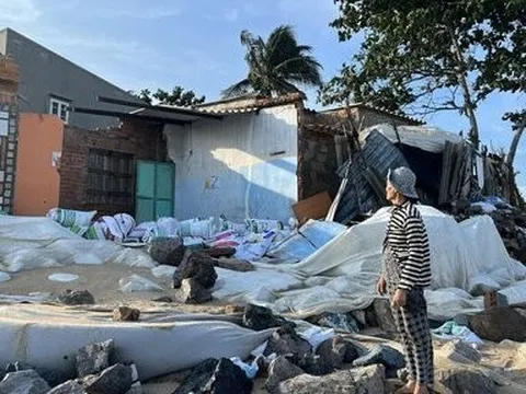 Bình Thuận: Sập nhà vì sạt lở, người dân sống trong cảnh “màn trời, chiếu đất”