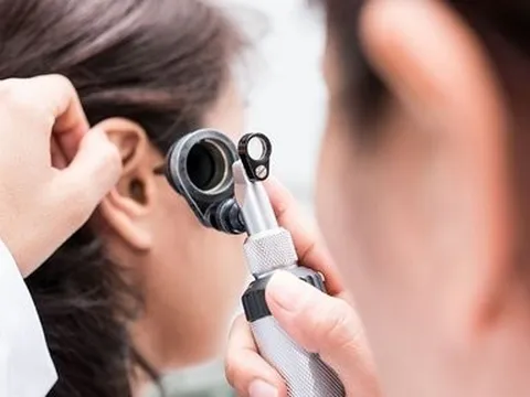 Người phụ nữ bị điếc đột ngột vì thức dậy nhiều lần vào ban đêm