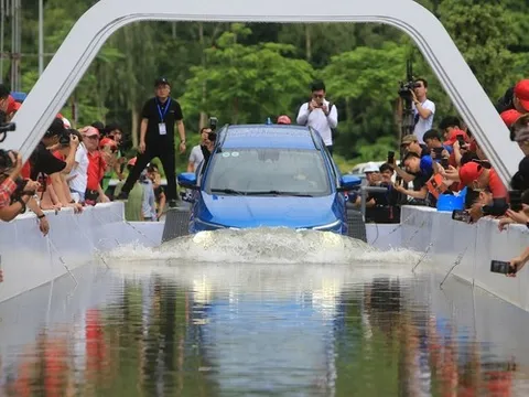 VinFast VF e34 lội nửa mét nước: Ngập tới nắp ca-pô, tràn tới đèn pha nhưng vẫn về đích