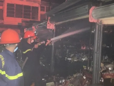 Cháy chợ lúc nửa đêm, 50 cán bộ, chiến sĩ căng mình dập lửa