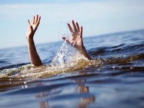 Đi chăn bò ở bìa rừng, 2 chị em họ đuối nước thương tâm