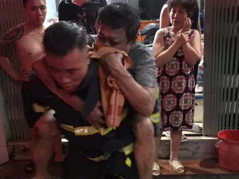 Cứu 4 người mắc kẹt trong căn nhà cháy lúc rạng sáng