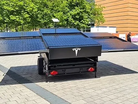 Tesla “khoe” nguyên mẫu “cục sạc di động” cho ô tô với ăng-ten vệ tinh