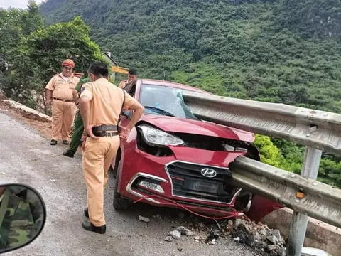 Kinh hãi cảnh hộ lan bên đường xuyên thủng kính lái ôtô, tài xế thoát nạn khó tin