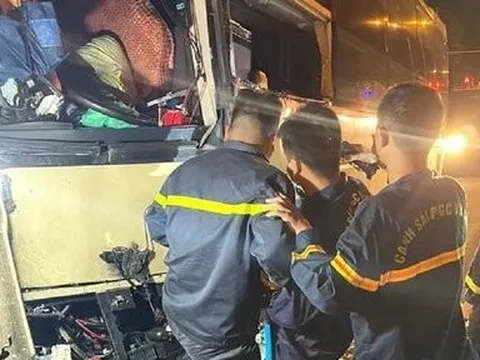 Nghệ An: Ô tô khách tông xe bồn, tài xế tử vong, 19 người bị thương