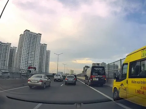 Ôtô nuối đuôi nhau đi ở làn khẩn cấp