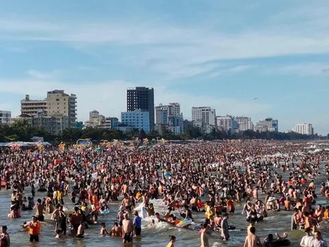 Quá tải dịch vụ du lịch hè: Những chuyến đi không trọn vẹn