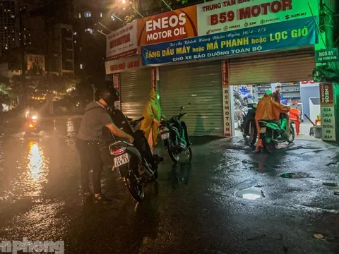 Mưa dông suốt đêm, nhiều tuyến phố Hà Nội ngập trong biển nước
