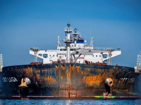 Các đội tàu châu Âu kiếm bộn tiền trước thềm lệnh cấm vận của EU có hiệu lực