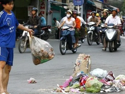 Từ 25/8/2022: Vứt rác, đổ nước thải trên vỉa hè, lòng đường bị phạt từ 1-2 triệu đồng