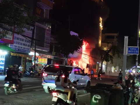 Cháy lớn kèm tiếng nổ gần cây xăng, nhiều người tháo chạy