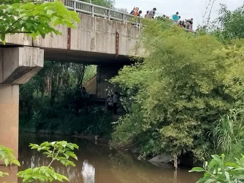 Phát hiện thi thể nữ bị cháy đen dưới gầm cầu