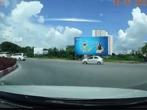 Đâm vào dải phân cách, sedan bay lên không trung