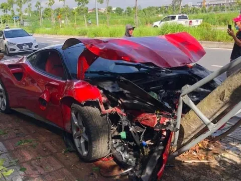 Siêu xe Ferrari nát đầu sau vụ tai nạn