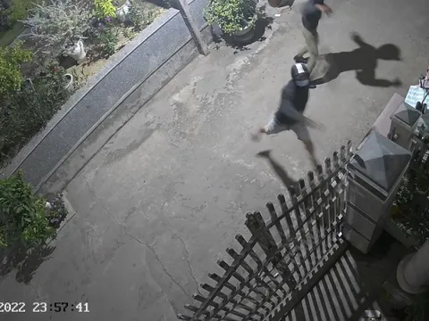 CLIP: Vô cớ hành hung, liên tục “khủng bố” nhà dân bằng mắm thối, sơn, gạch đá