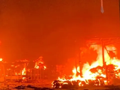 "Bà hỏa" thiêu rụi một xưởng gia công vải do chập điện