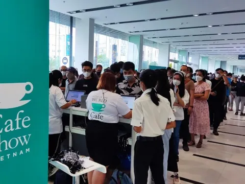 Tín đồ cà phê xếp hàng dài chờ vào xem Cafe Show 2022