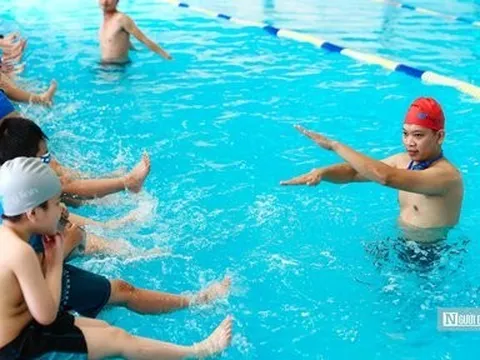 Hơn 150 trẻ em hoàn cảnh ở Hà Nội thích thú tham gia học bơi miễn phí