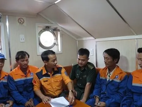 Khánh Hòa: Xuyên đêm cứu nạn 4 thuyền viên tàu Bình Định bị chìm