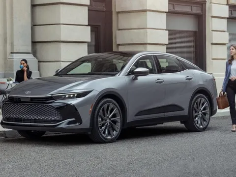 Ra mắt Toyota Crown 2023: Xe gầm thấp thiết kế theo phong cách xe gầm cao cỡ nhỏ