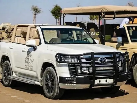Toyota Land Cruiser Series 300 bị cắt mui không thương tiếc để làm xe mui trần