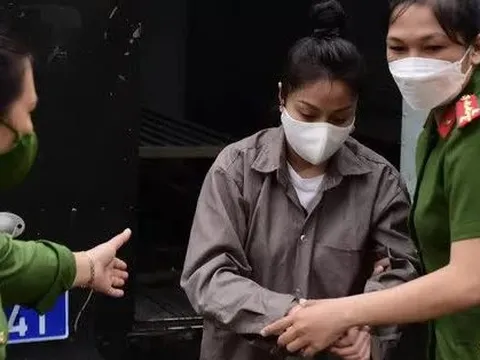 Hình ảnh đôi tình nhân bạo hành bé gái tử vong bị áp giải đến toà sáng 21-7