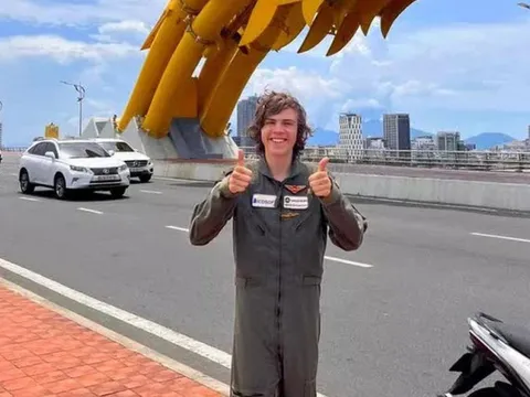 Phi công Anh 16 tuổi lái máy bay tới Việt Nam trong hành trình vòng quanh thế giới